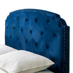 Lit Queen en velours bleu marine avec capitonnage et clous décoratifs